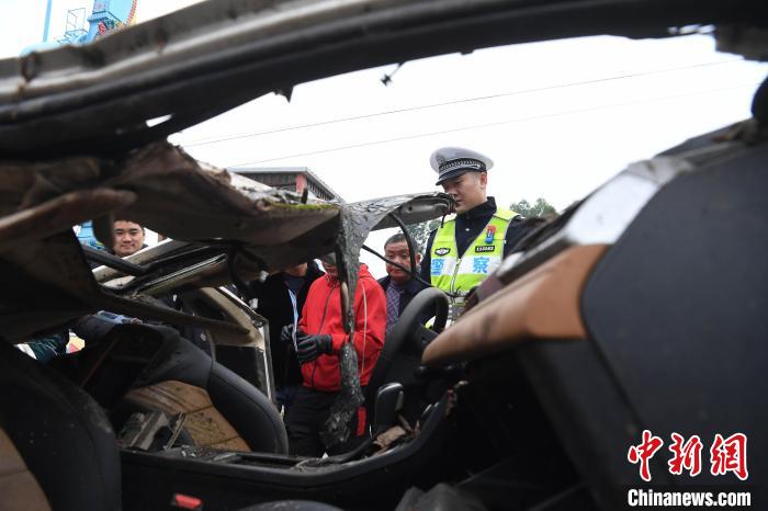 重庆：交警“事故车展”现场为民众上“安全课”