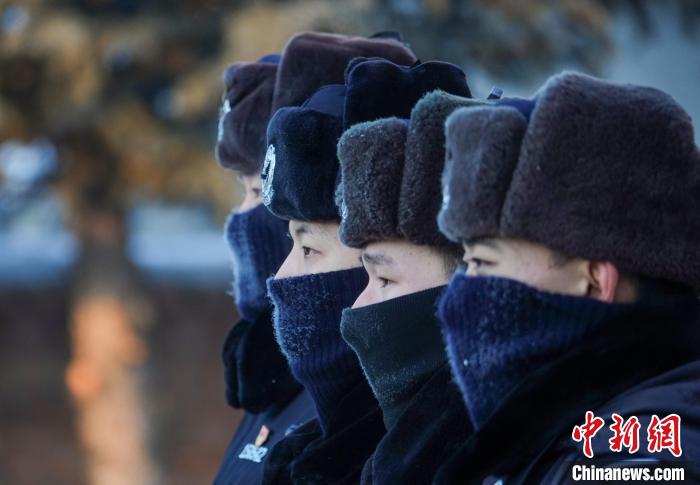 内蒙古移民管理警察-44℃踏雪巡边