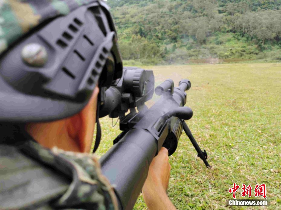 直击武警特战官兵榴弹发射器实弹射击现场