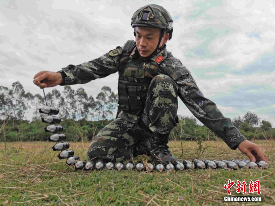 直击武警特战官兵榴弹发射器实弹射击现场