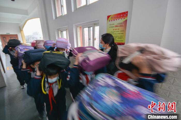 全国中小学生安全教育日：河北小学生开展地震应急疏散演练
