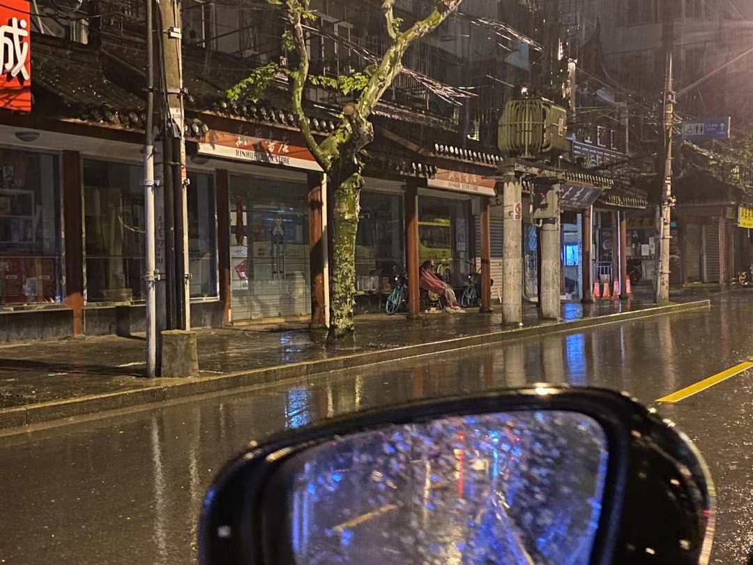 大江东︱雨夜，一个上海民警的告白：拼尽全力 拒绝冷漠