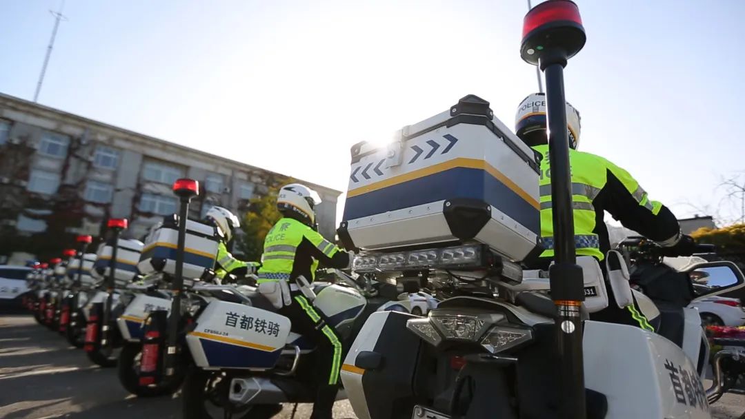 首都铁骑 帅就完了？