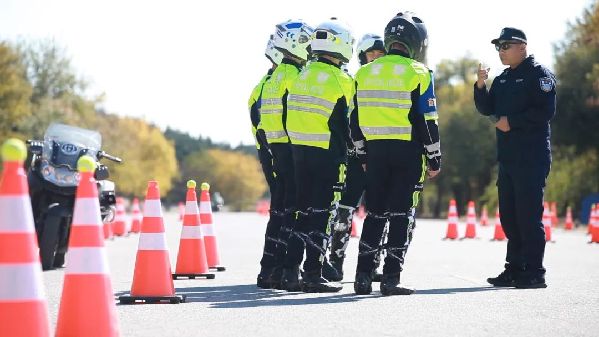 首都铁骑 帅就完了？