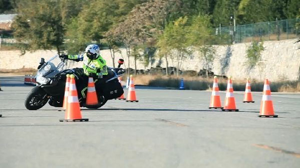 首都铁骑 帅就完了？