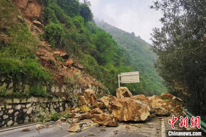 湖北兴山发生山体塌方 巨石滚落阻断交通