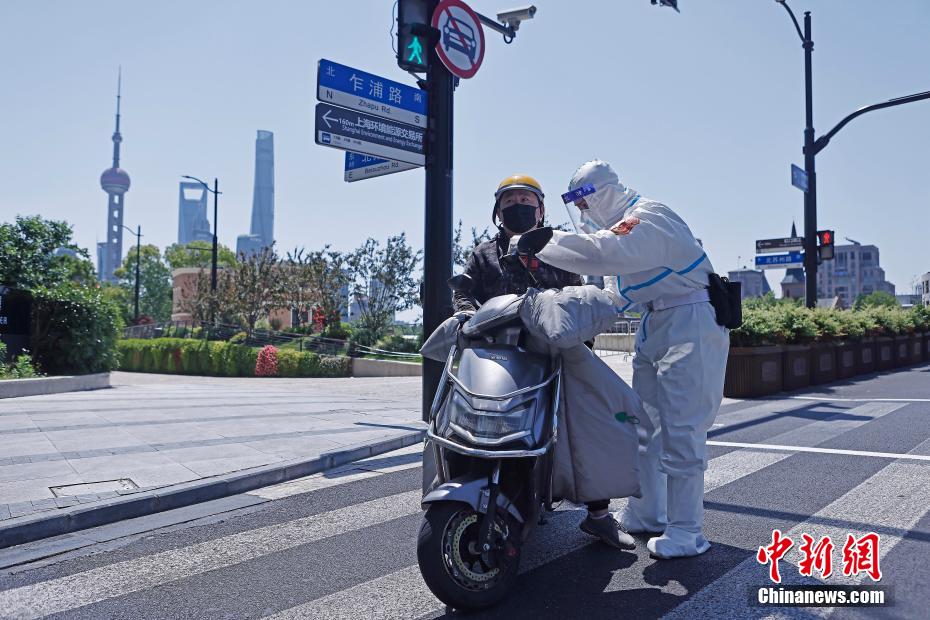 （上海战疫录）|上海公安机关前端“逐人查验” 持续开展“黑骑手”专项整治行动