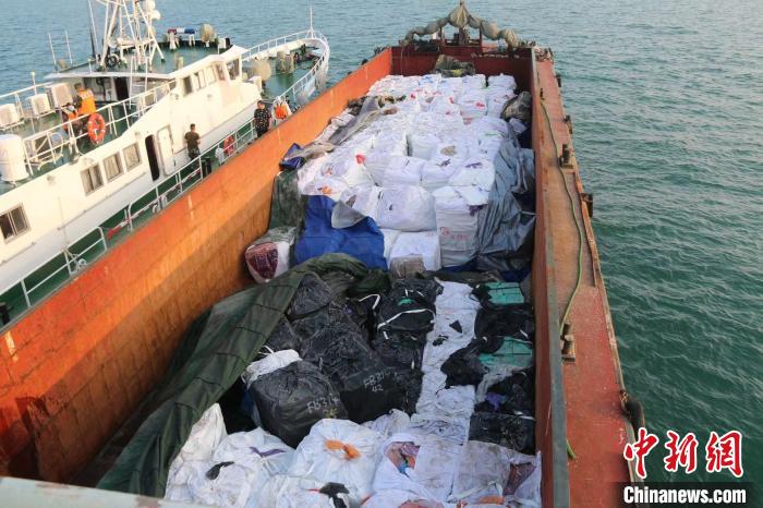 广东海警局近一个月来查获多起违法案查获走私冻品达千万元