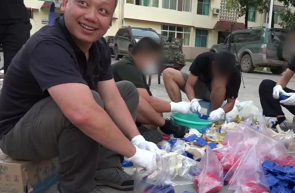 “爸爸，我来给你切蛋糕……”