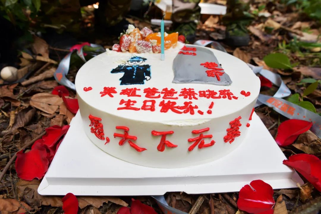 “爸爸，我来给你切蛋糕……”