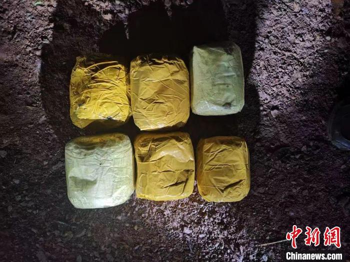 云南西双版纳警方在边境一线缴毒13公斤