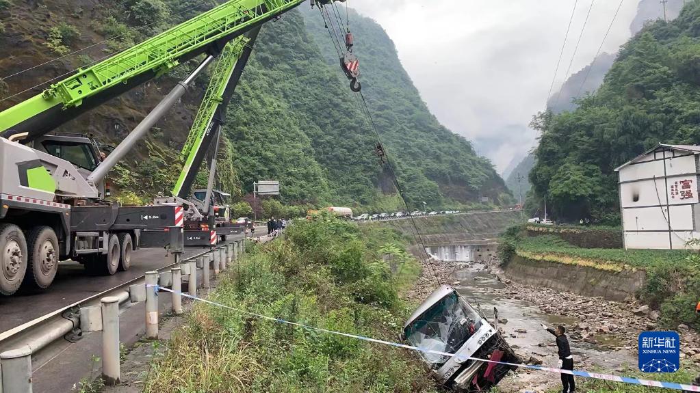 重庆一载20人客车发生侧翻事故 已致1人死亡