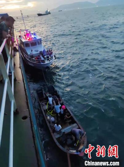 福州连江海域渔辅船遇险 7人获救