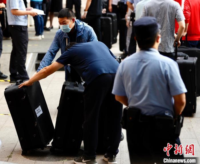 直击疫情下北京高考试卷押运：全程实时监控 民警随车护卫