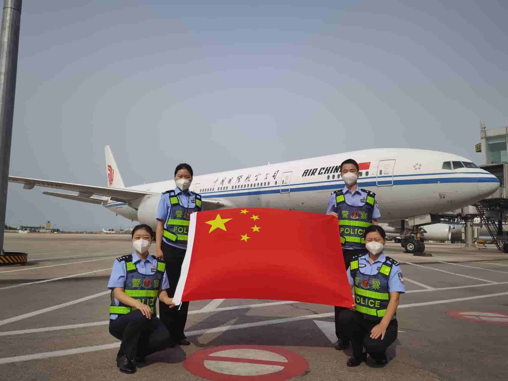 北京边检总站执勤四大队团支部勇扛红旗、争当先锋，团员民警表示——“我年轻，我先上！”