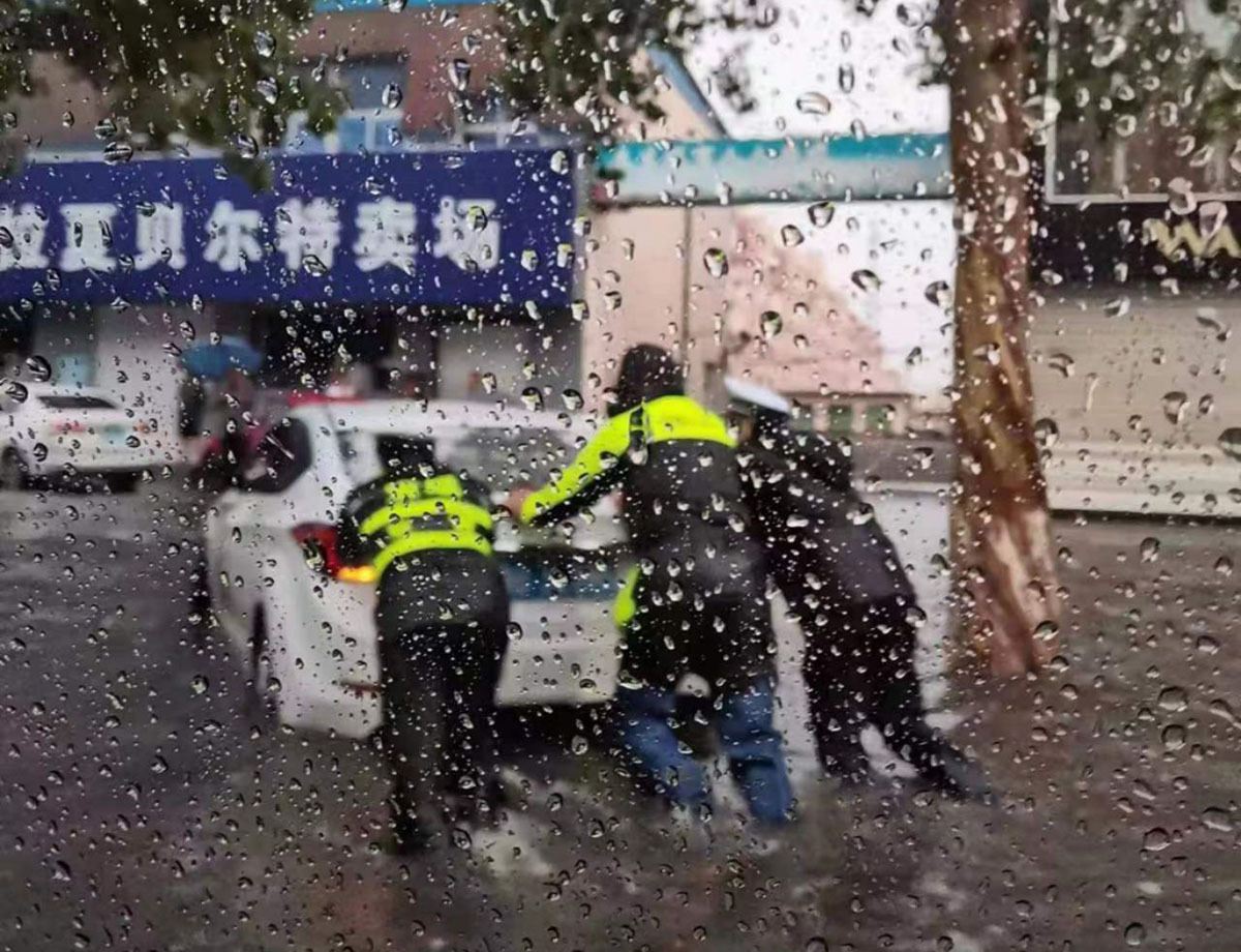 天津“荧光黄”守护辖区道路通行安全