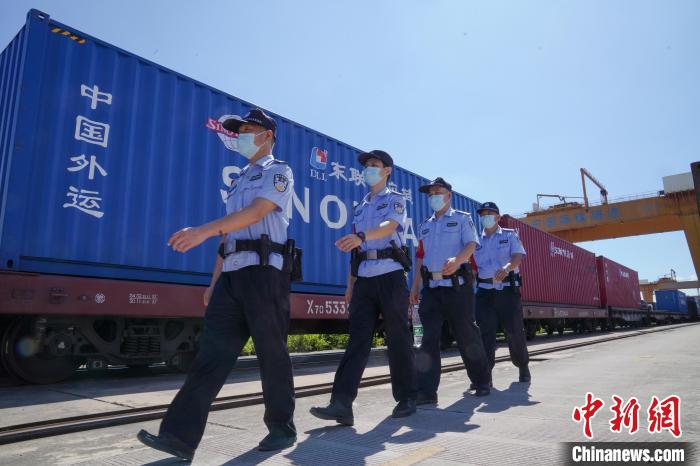 广西铁路民警高温守护中越班列 保跨国供应链畅通