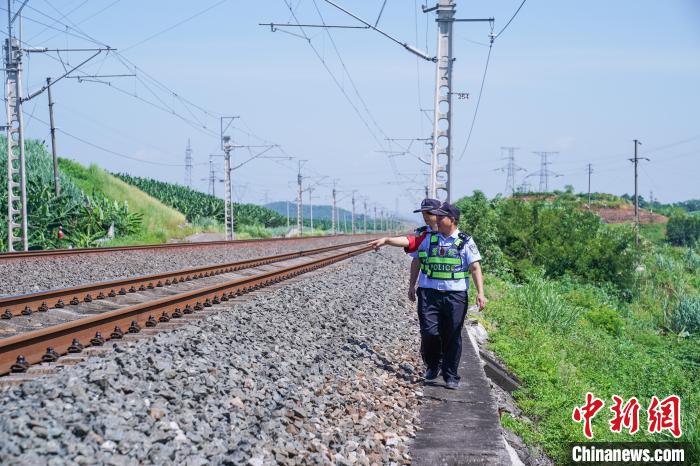 广西“铁腰警长”高温天气坚守铁路线 日均徒步10公里