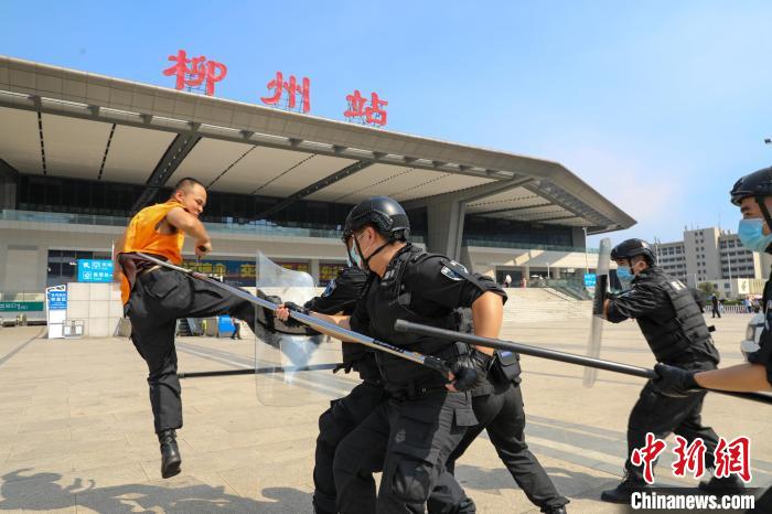 广西铁路特警37摄氏度训练列车索降实战演练保障旅客安全
