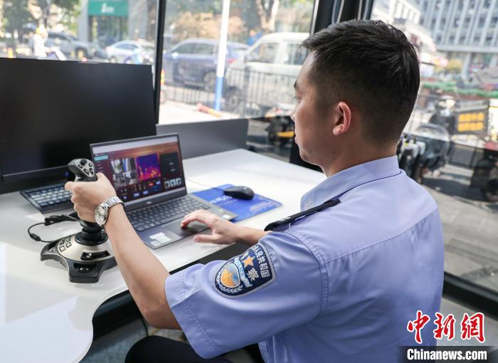 智慧警用机器人亮相杭州街头
