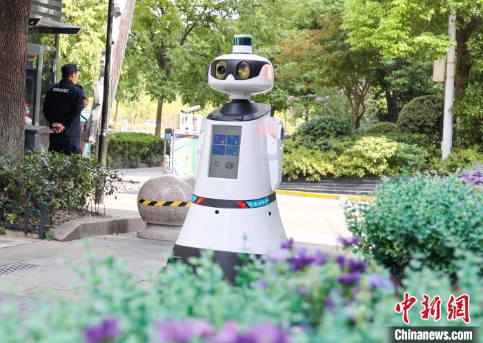 智慧警用机器人在街区巡逻。　杨舒涵(实习生) 摄