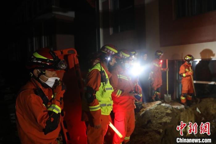 青海互助发生山体滑坡致11人被困 公安消防紧急救援