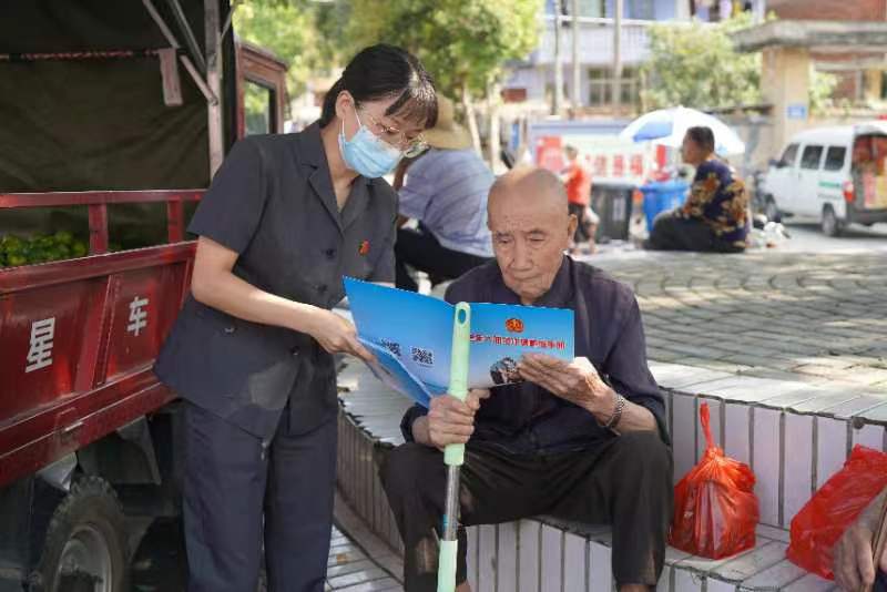 福建三明：普法宣传进圩场 守护老年人“钱袋子”