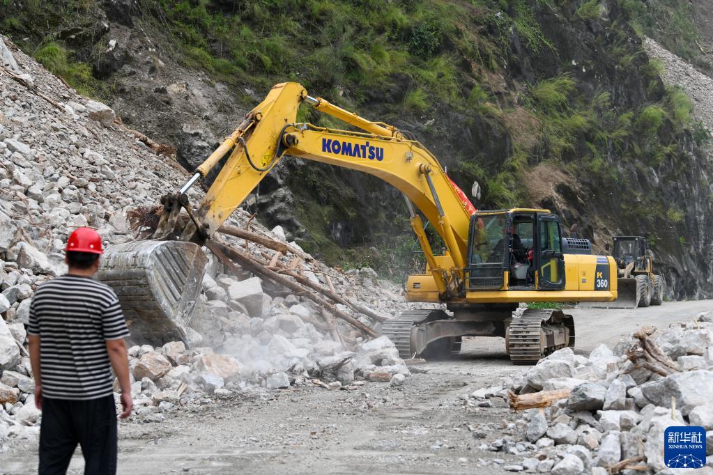 四川石棉：道路抢修保救援
