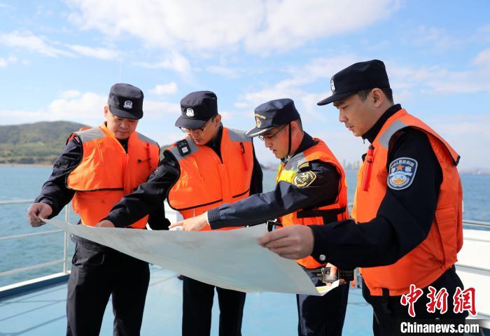 山东青岛：海上联合执法　守护口岸安全