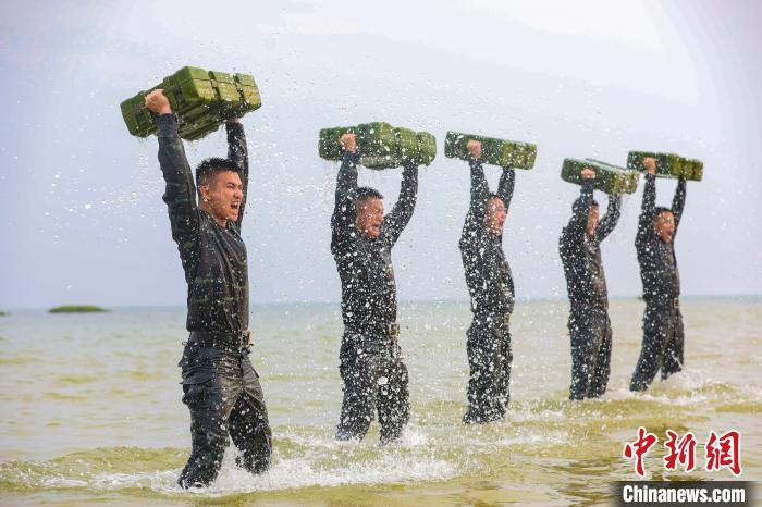 特战队员在海水中进行负重训练。　孔凡泽 摄