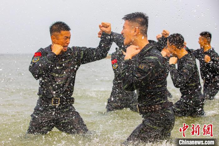 特战队员在海水中进行搏击对抗训练。　孔凡泽 摄