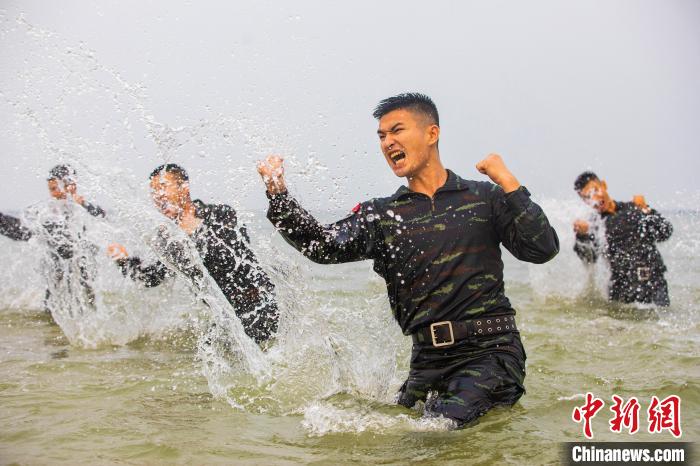特战队员在海水中进行搏击训练。　孔凡泽 摄