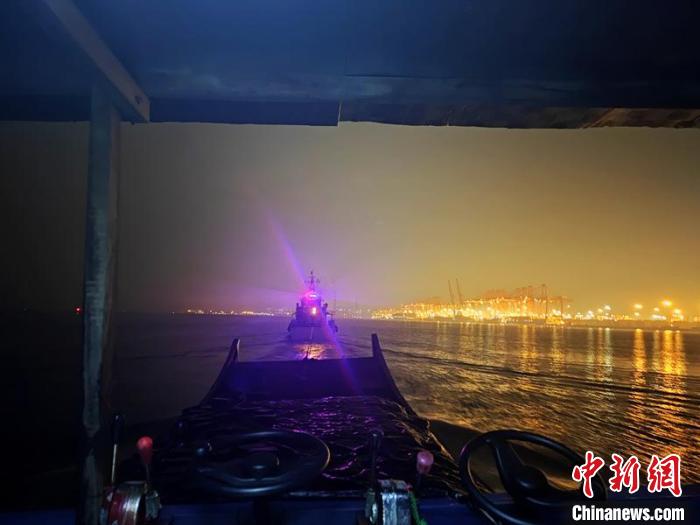 广西海警涠洲岛海域查扣涉走私海蜇约60吨
