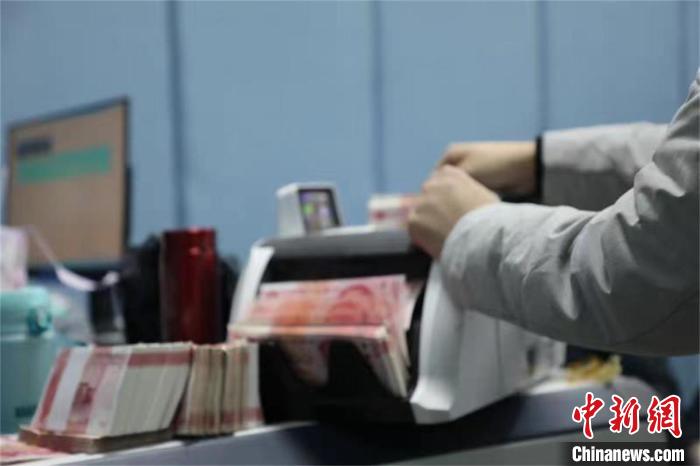 四川内江警方侦破一批网络赌球案件 抓获犯罪嫌疑人112人