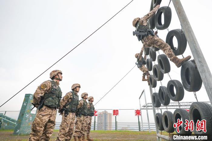 图为武警重庆总队执勤第三支队特战队员正在开展攀登训练。　李东 摄