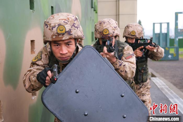 图为武警重庆总队执勤第三支队特战队员正在开展战术训练。　李东 摄