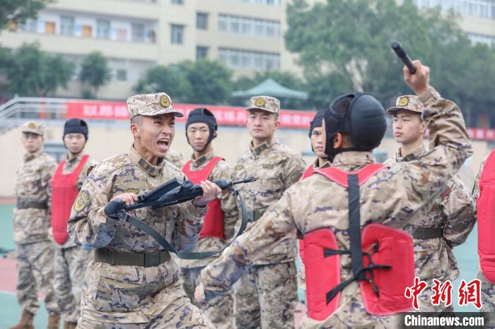 图为武警重庆总队执勤第三支队官兵正在对哨兵反袭击科目进行训练。　李东 摄