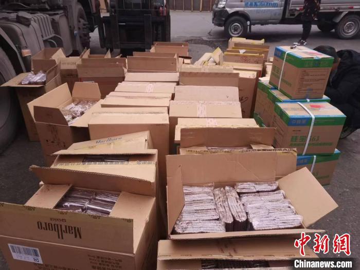 成都：5000余条雪茄烟藏身货车涉嫌非法运输被查获
