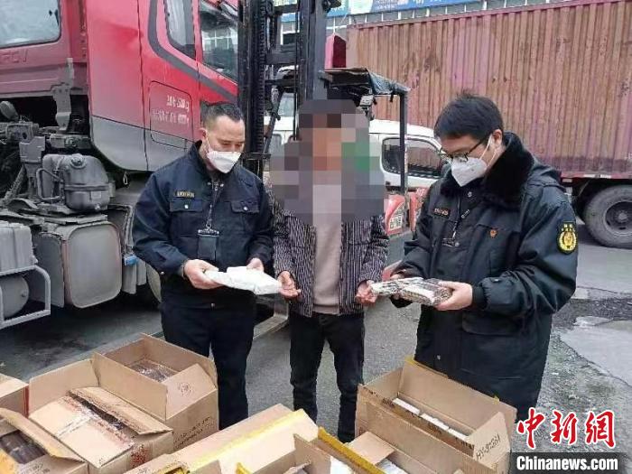 成都：5000余条雪茄烟藏身货车涉嫌非法运输被查获