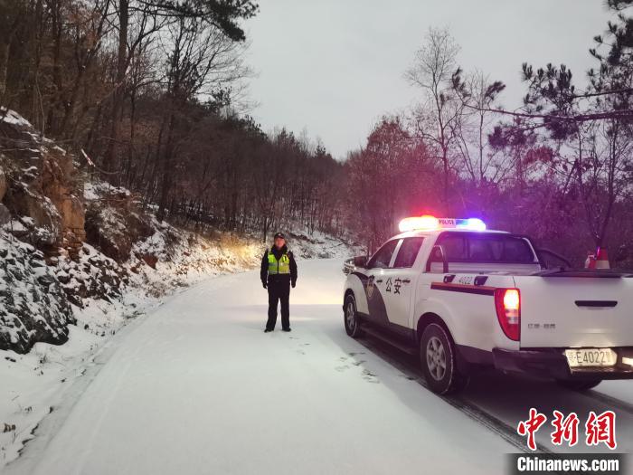 远安县公安民警雪中执勤确保车辆通行安全 宜昌市公安局 供图