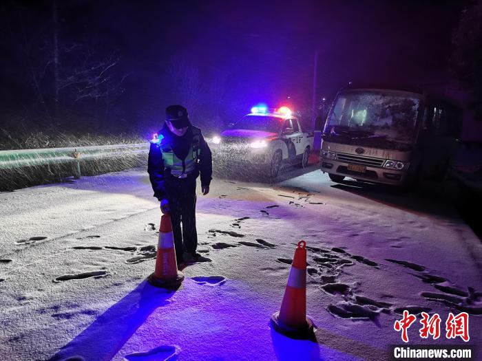 远安警方对不具备雪地通行车辆就地实施临时管制 宜昌市公安局 供图