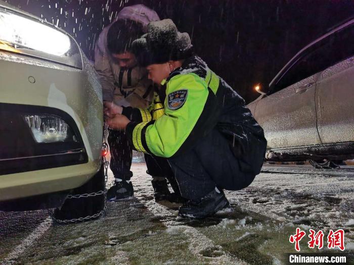 五峰民警帮助被困车辆安装防滑链条 宜昌市公安局 供图