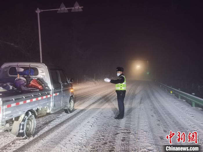 五峰公安民警雪中疏导指挥停留车辆 宜昌市公安局 供图
