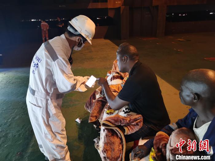 交通运输部广州打捞局在非洲成功救起三名遇险人员