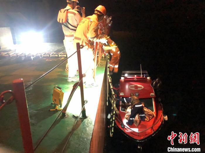 交通运输部广州打捞局在非洲成功救起三名遇险人员