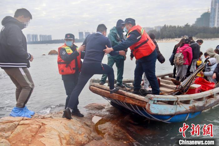 福建海警春节期间成功救助32名被困游客