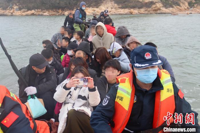 福建海警春节期间成功救助32名被困游客