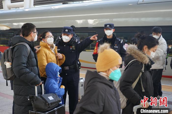 北京铁警在各大火车站增派警力应对春节返程高峰