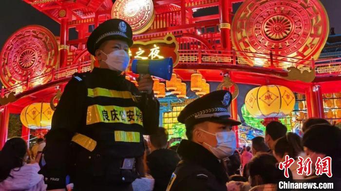 广西：用“警察蓝”护航“春节红”