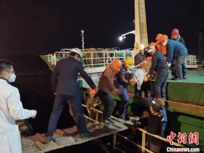 无牌船舶深夜海上遇险 广东执法船成功救助7人